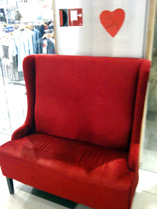 Sofa-stol på kjøpesenter i Fagernes. (mobilfoto)