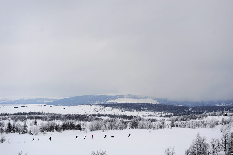 Skitur hører med til påsketur til fjells. Utsikt mot Nystølen (Syni mot Vaset).