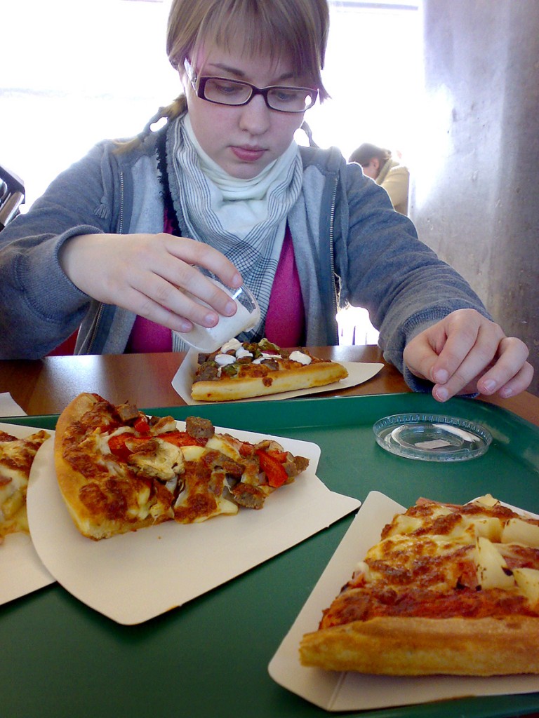 Før avreise. Litt pizza på Gardermoen er fint! 1,5 timers flytur til Amsterdam. Deretter 12 timer til KL. 