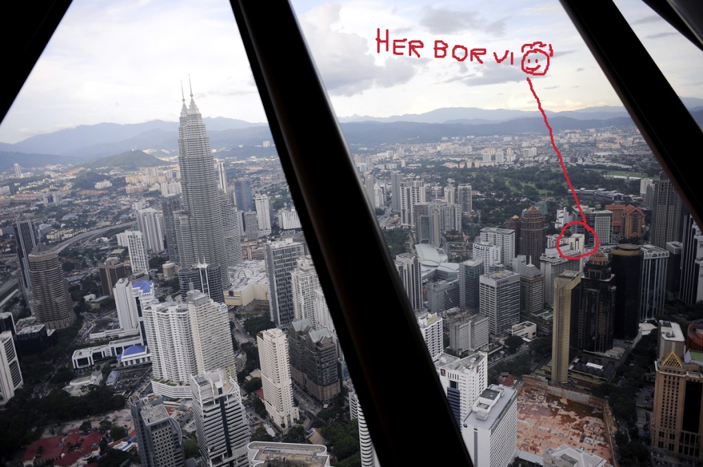 Utsikt over KL fra KL Tower. Petrona Towers ser dere til venstre. Og i ringen jeg så fint har laga ser dere hvor vi bor :-)