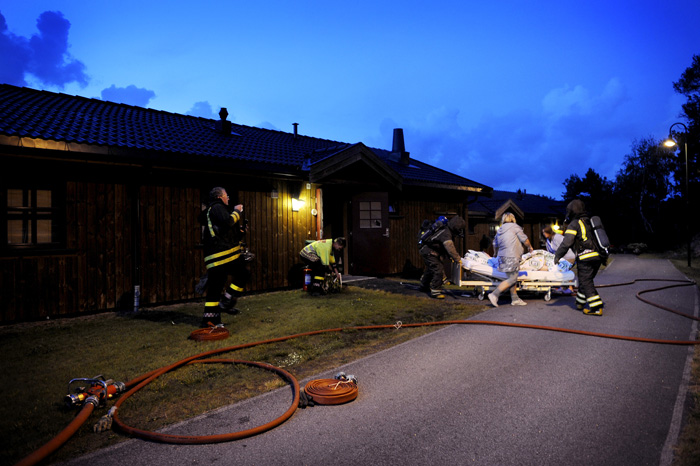 Natt til onsdag gikk alarmen ved Krogshavn omsorgssenter. En leilighet står i brann og en eldre dame blir reddet ut. Brannen var påsatt og en person er pågrepet. 