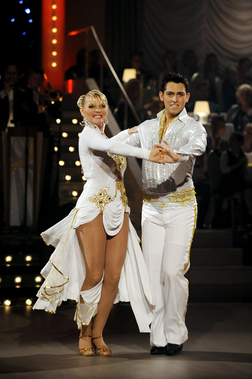 Mia Gundersen og Glenn Jørgen Sandaker danset paso doble som første dans ut lørdag. De havnet i danseduell med Hallvard og Alexandra, og hadde seerne på sin side og gikk videre til finalen hvor de møter Carsten og Elena.