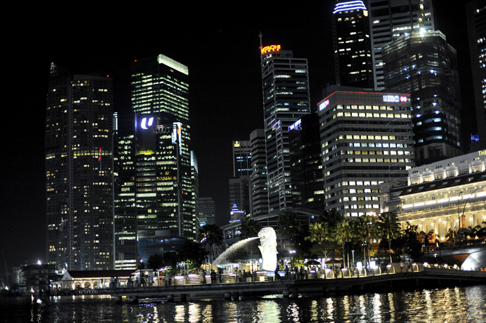 Merlion statuen. En havløve. Et kjent symbol for singapore. Singapore Skyline at night.